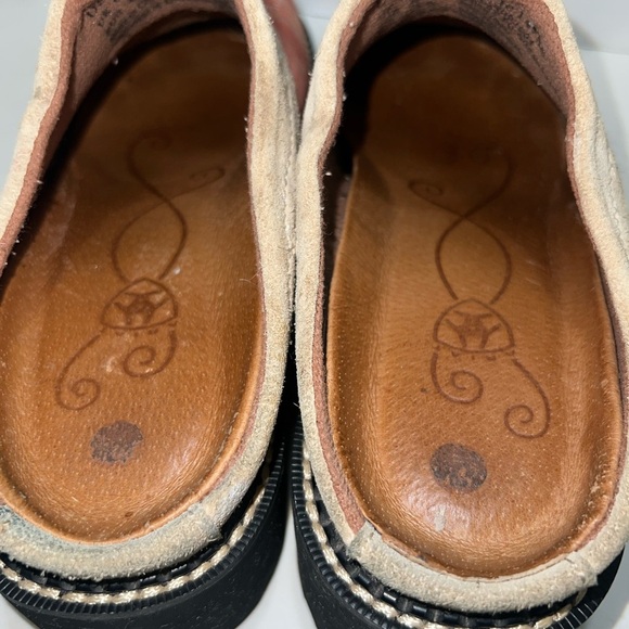 ‼️SOLD‼️‼️Cream and Red Loafers with Slip-On Design - Picture 7 of 9